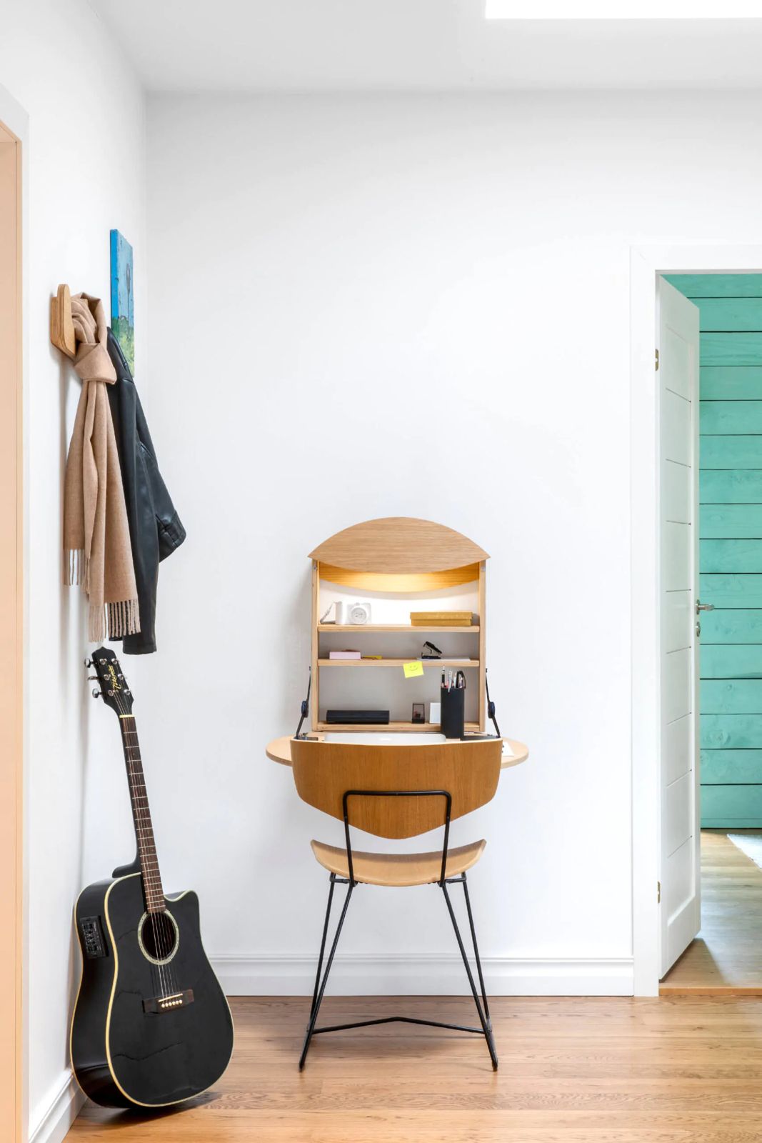 roundwall mounted desk